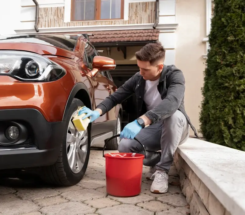 Lavage auto à domicile Néfiach : professionnel intervenant sur un véhicule